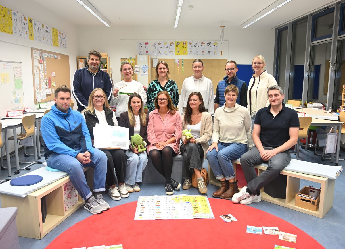 Gruppenfoto des Elternbeirats in einem Klassenzimmer